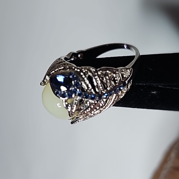 White Lucite Blue Rhinestone Statement Ring Silver Tone Setting Size 9 - Picture 9 of 12